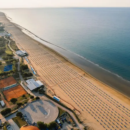 Adorable Flat With Large Terrace Overlooking The Sea شقة بيبيوني
