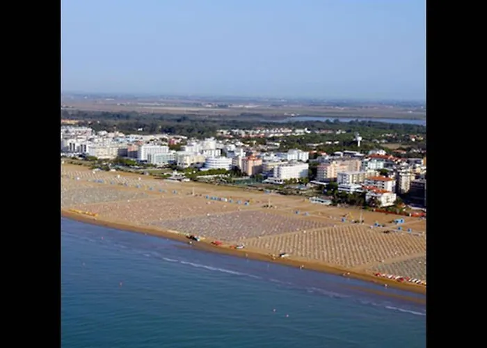 Adorable Flat With Large Terrace Overlooking The Sea Бибионе